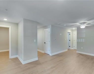710 Jesse Jewell Parkways Se - Photo Thumbnail 3