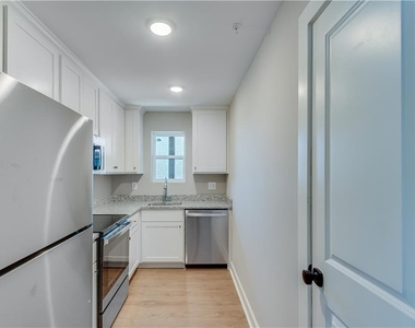 710 Jesse Jewell Parkways Se - Photo Thumbnail 6