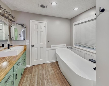 985 Crystal Water Drive - Photo Thumbnail 7