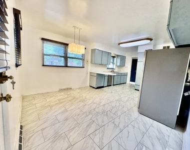 512 Karey Court - Photo Thumbnail 8