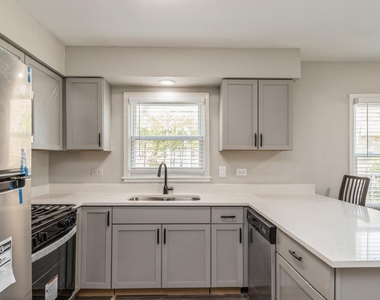 856 E Capri Drive - Photo Thumbnail 2