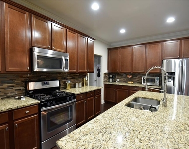 1805 Kingsbridge Court - Photo Thumbnail 8
