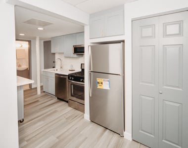 9124 La Crosse Avenue - Photo Thumbnail 5