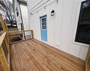 1027 Park Hill Drive - Photo Thumbnail 10