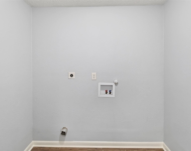 5427 Willow Glen Drive - Photo Thumbnail 8