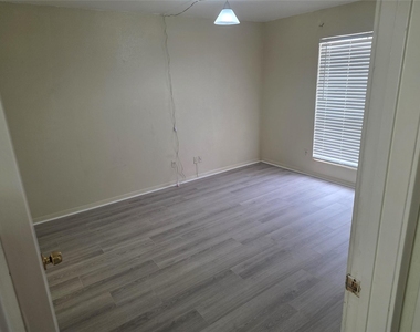 3025 Walnut Bend Lane - Photo Thumbnail 27