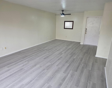 3025 Walnut Bend Lane - Photo Thumbnail 4