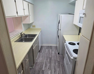 3025 Walnut Bend Lane - Photo Thumbnail 14