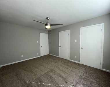 9075 Gaylord Drive - Photo Thumbnail 8