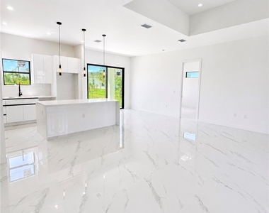 3702 Nw 42nd Street - Photo Thumbnail 4