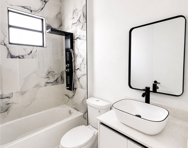 3702 Nw 42nd Street - Photo Thumbnail 6