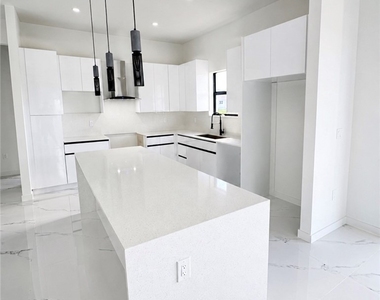 3702 Nw 42nd Street - Photo Thumbnail 2