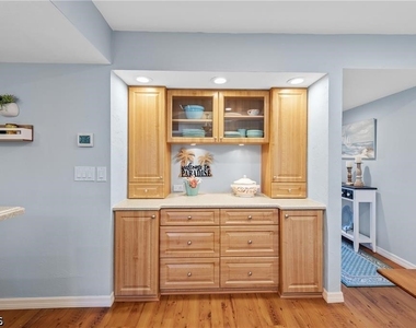 5890 Trailwinds Drive - Photo Thumbnail 4