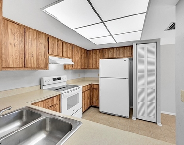 8474 Charter Club Circle - Photo Thumbnail 12