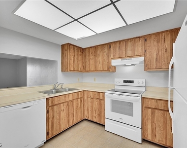 8474 Charter Club Circle - Photo Thumbnail 13