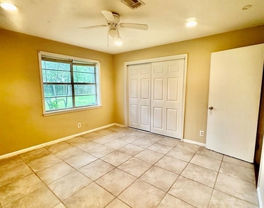 1100 Frost Street - Photo Thumbnail 6