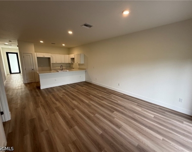 227 Ivan Avenue S - Photo Thumbnail 4