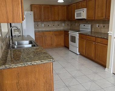 903 Christopher - Photo Thumbnail 2