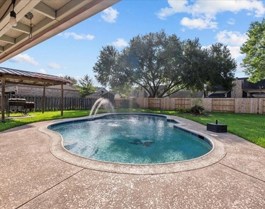 1016 Glenshannon Avenue - Photo Thumbnail 5