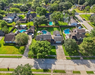 1016 Glenshannon Avenue - Photo Thumbnail 8