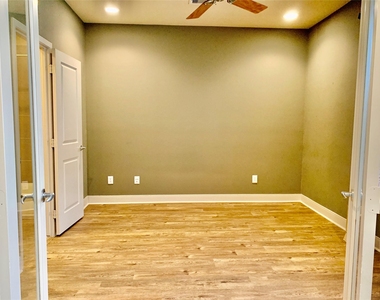 5231 Lillian Street - Photo Thumbnail 4