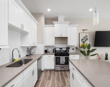 240 Julia Street - Photo Thumbnail 9
