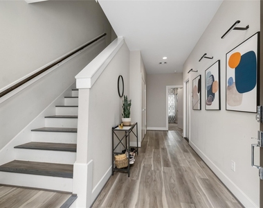 240 Julia Street - Photo Thumbnail 2
