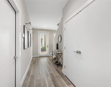 240 Julia Street - Photo Thumbnail 6
