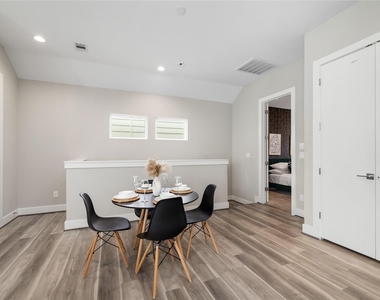 240 Julia Street - Photo Thumbnail 12