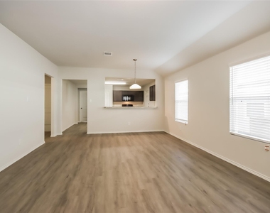 2704 Atlas Drive - Photo Thumbnail 4