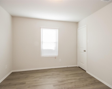 2704 Atlas Drive - Photo Thumbnail 9