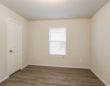 2704 Atlas Drive - Photo Thumbnail 11