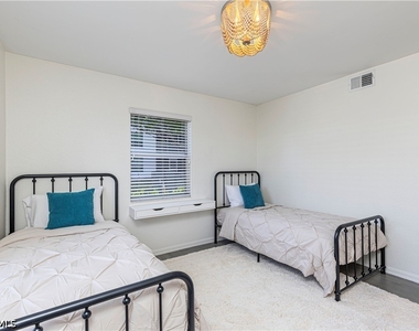 9600 Victoria Lane - Photo Thumbnail 17