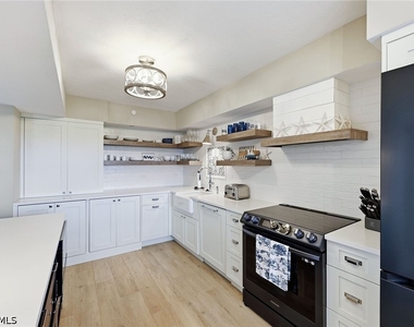 5501 Heron Point Drive - Photo Thumbnail 4