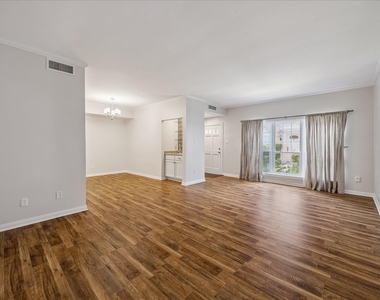 600 Wilcrest Drive - Photo Thumbnail 7