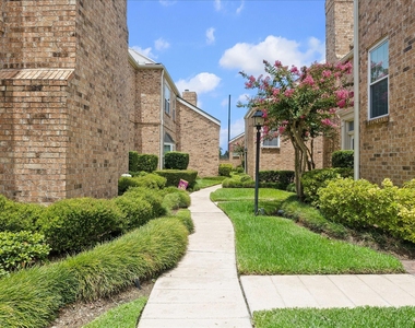 600 Wilcrest Drive - Photo Thumbnail 5