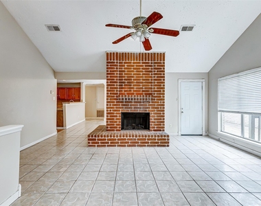 2010 Hickory Glen Drive - Photo Thumbnail 6
