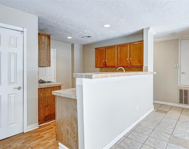 2010 Hickory Glen Drive - Photo Thumbnail 8