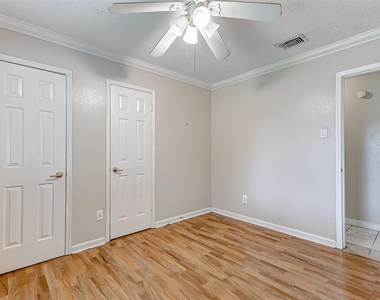2010 Hickory Glen Drive - Photo Thumbnail 25