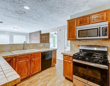 2010 Hickory Glen Drive - Photo Thumbnail 12
