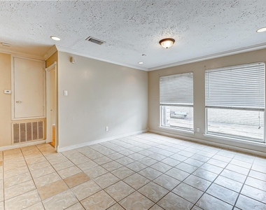 2010 Hickory Glen Drive - Photo Thumbnail 14