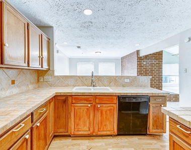 2010 Hickory Glen Drive - Photo Thumbnail 11