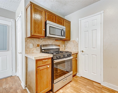 2010 Hickory Glen Drive - Photo Thumbnail 13