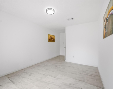 7310 Londres Drive - Photo Thumbnail 19