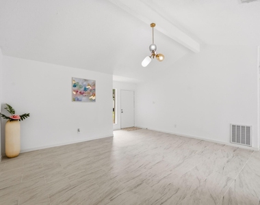 7310 Londres Drive - Photo Thumbnail 6