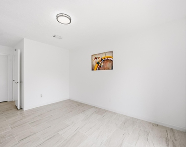 7310 Londres Drive - Photo Thumbnail 18