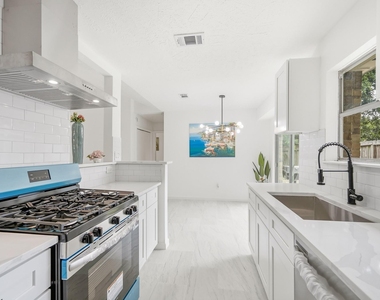7310 Londres Drive - Photo Thumbnail 11