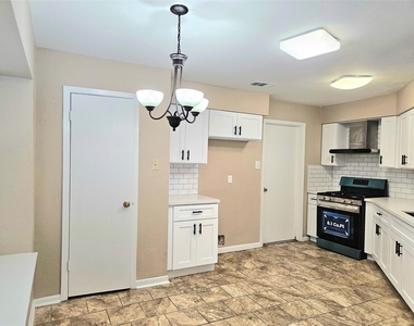 4231 Southchase Lane - Photo Thumbnail 8
