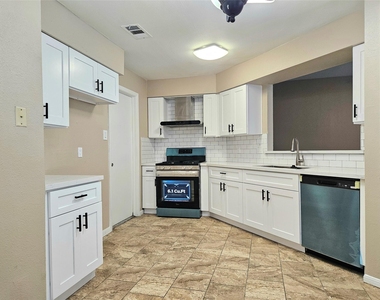 4231 Southchase Lane - Photo Thumbnail 4