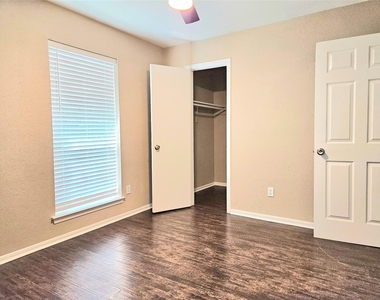 4231 Southchase Lane - Photo Thumbnail 9